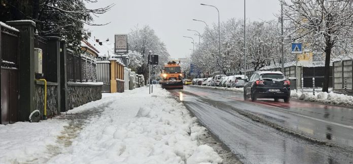 Primăria Sibiu deszăpezind străzi și combatând poleiul pentru siguranța cetățenilor