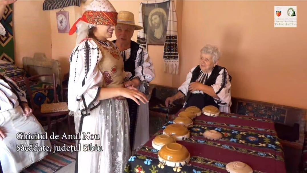 Festivitate de Anul Nou la Centrul Creației Junii Sibiu, cu participanți în costume tradiționale românești