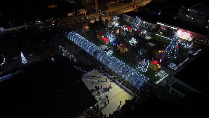 Vedere panoramică a patinoarului și a atracțiilor de iarnă la Tălmaciu, cu mulți participanți