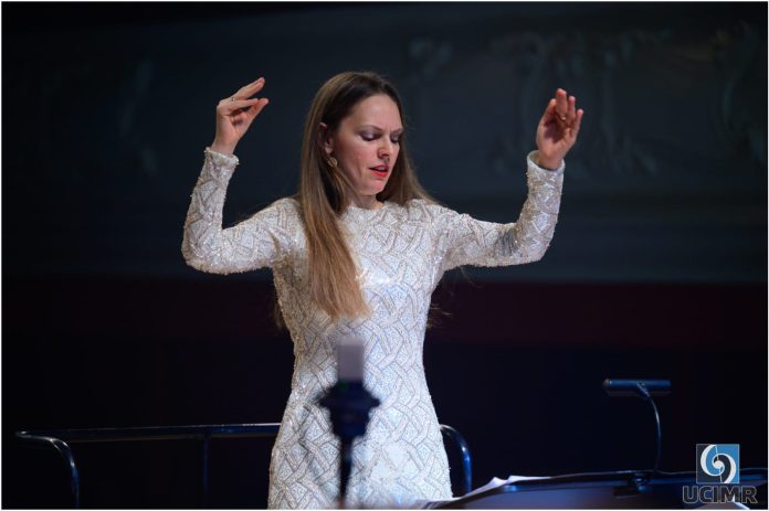 Vioara principală a orchestrei Filarmonicii Sibiu în concertul de jazz clasic de Revelion
