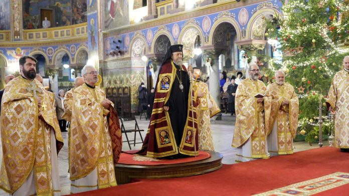 Veșminte sacerdotale aurii în timpul slujbei de Anul Nou