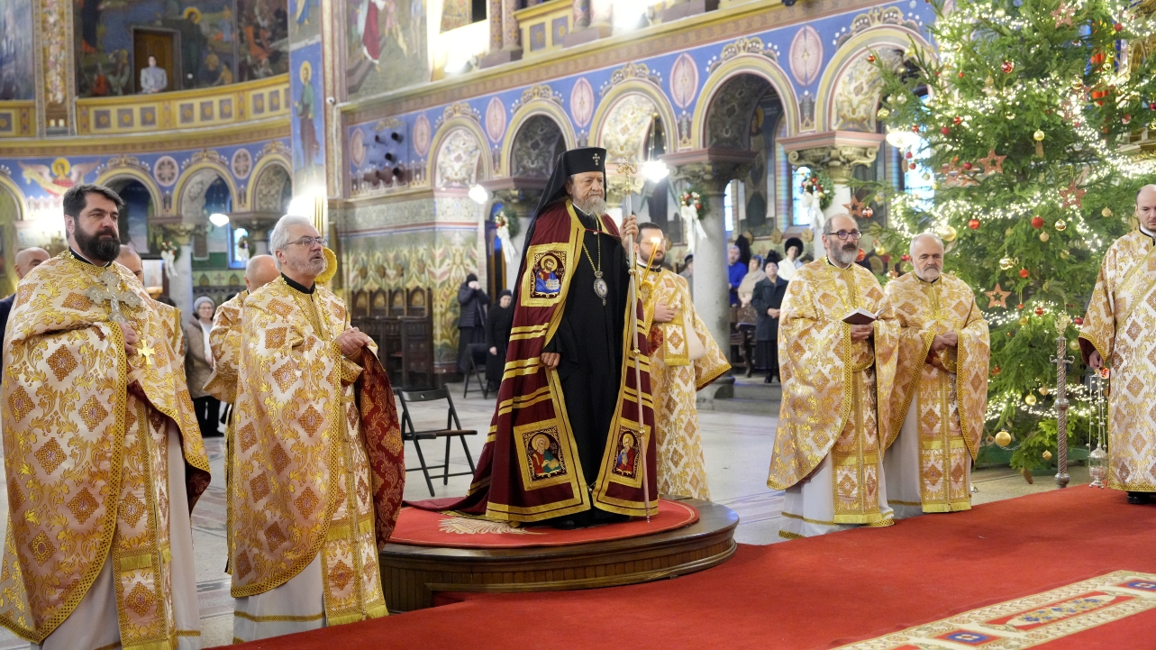 Veșminte sacerdotale aurii în timpul slujbei de Anul Nou