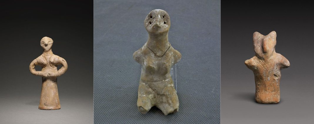 vinca Figurină antropomorfă din cultură Vinča, cu trăsături geometrice stilizate, expusă pe un suport.