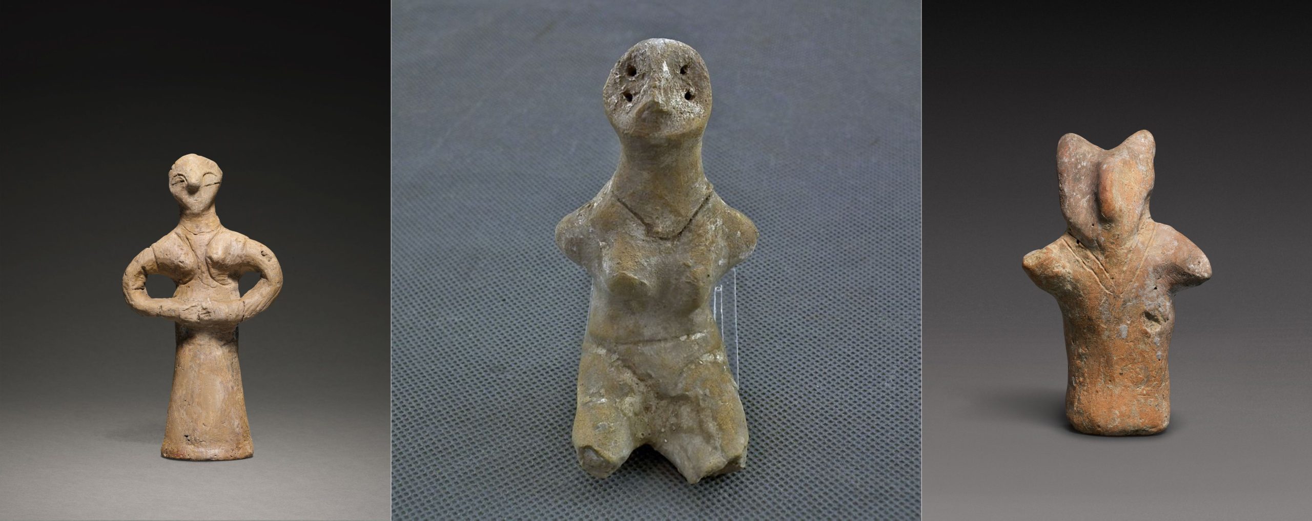 Figurină antropomorfă din cultură Vinča, cu trăsături geometrice stilizate, expusă pe un suport.