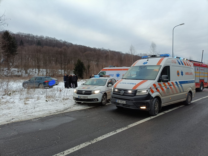 Trei tineri transportați la spital după accident pe DN7C