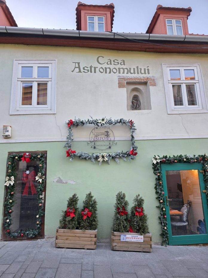 Arcadele caracteristice și balcoanele floriate ale Sibiului în decor festiv
