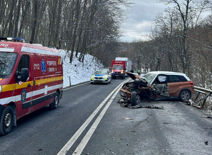 Locul accidentului rutier pe DN 1 la Hula Bradului, mașini avariate și poliție la fața locului