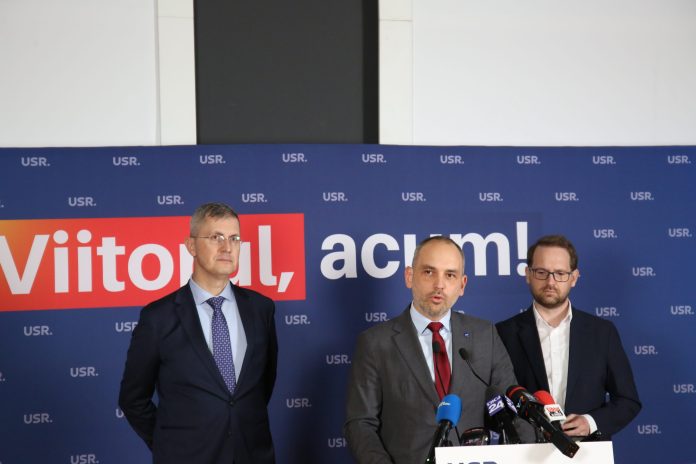 Membri USR Sibiu prezentând obiectivele partidului pentru alegerile locale din 2028