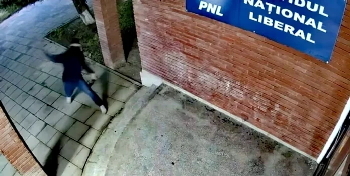 Sediu PNL Deva cu geamurile sparte după incidentul din Sibiu