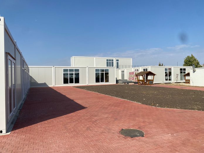 Grădiniță într-un container renovat, oferind locuri pentru copii în Cartierul Arhitecților