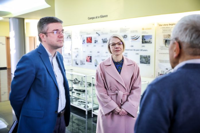 Ministrul Economiei, Irineu Darău, și senatoarea Ruxandra Cibu Deaconu în vizită oficială la COMPA