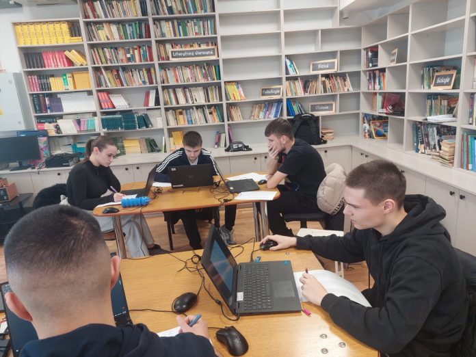 Ceremonia de premiere pentru concursul GeoInfoVirtual cu participanți și organizatori