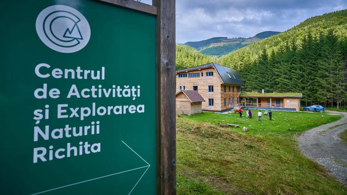 Vedere aeriană a Centrului de educație Richita, situat în peisaj natural, gata să primească elevi.