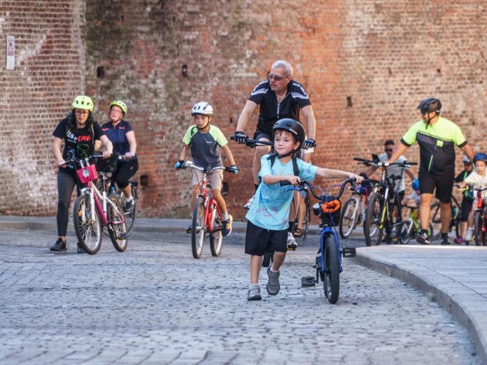 Persoană pe bicicletă pe o potențială stradă școlară din orașul Sibiu
