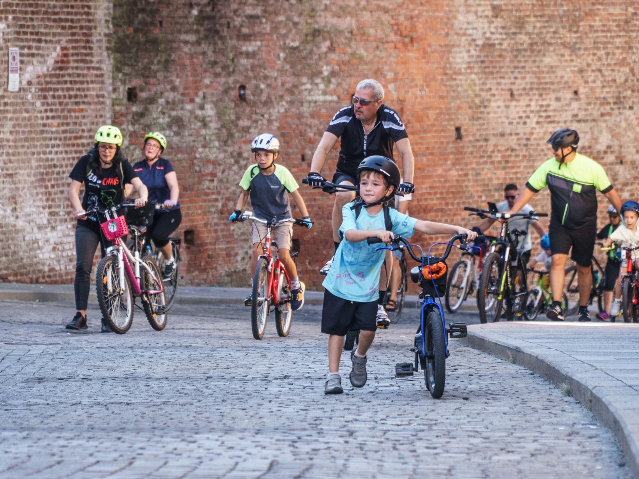Persoană pe bicicletă pe o potențială stradă școlară din orașul Sibiu