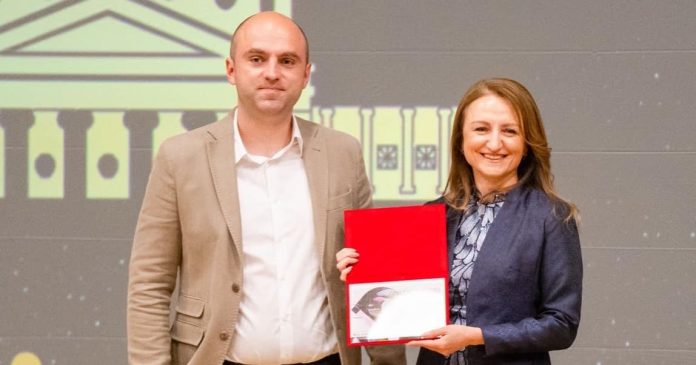 Tineri drumeți în tabără în munții din Sibiu, programul Anii Drumeției.