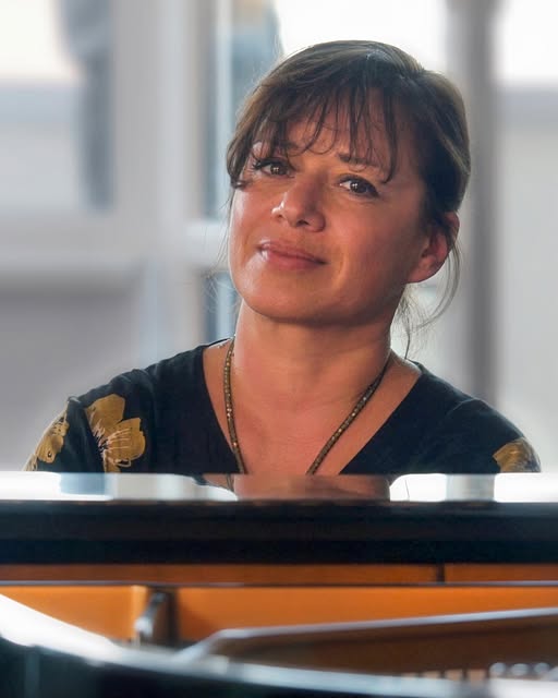 Pianista Oxana Corjos la pian în timpul concertului la Filarmonica de Stat Sibiu