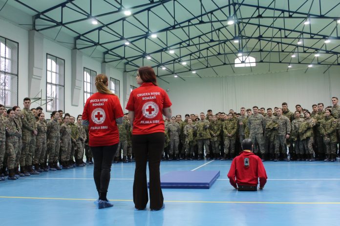 Elevi practicând manevre de resuscitare cardio-respiratorie într-un curs de prim ajutor