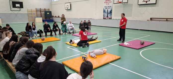 Voluntari Crucea Roșie explică elevilor cum se administrează prim ajutor pentru răni