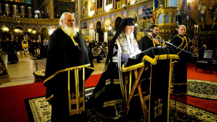 Clerici și credincioși participă la slujba de Canonul cel Mare în Catedrala Mitropolitană din Sibiu