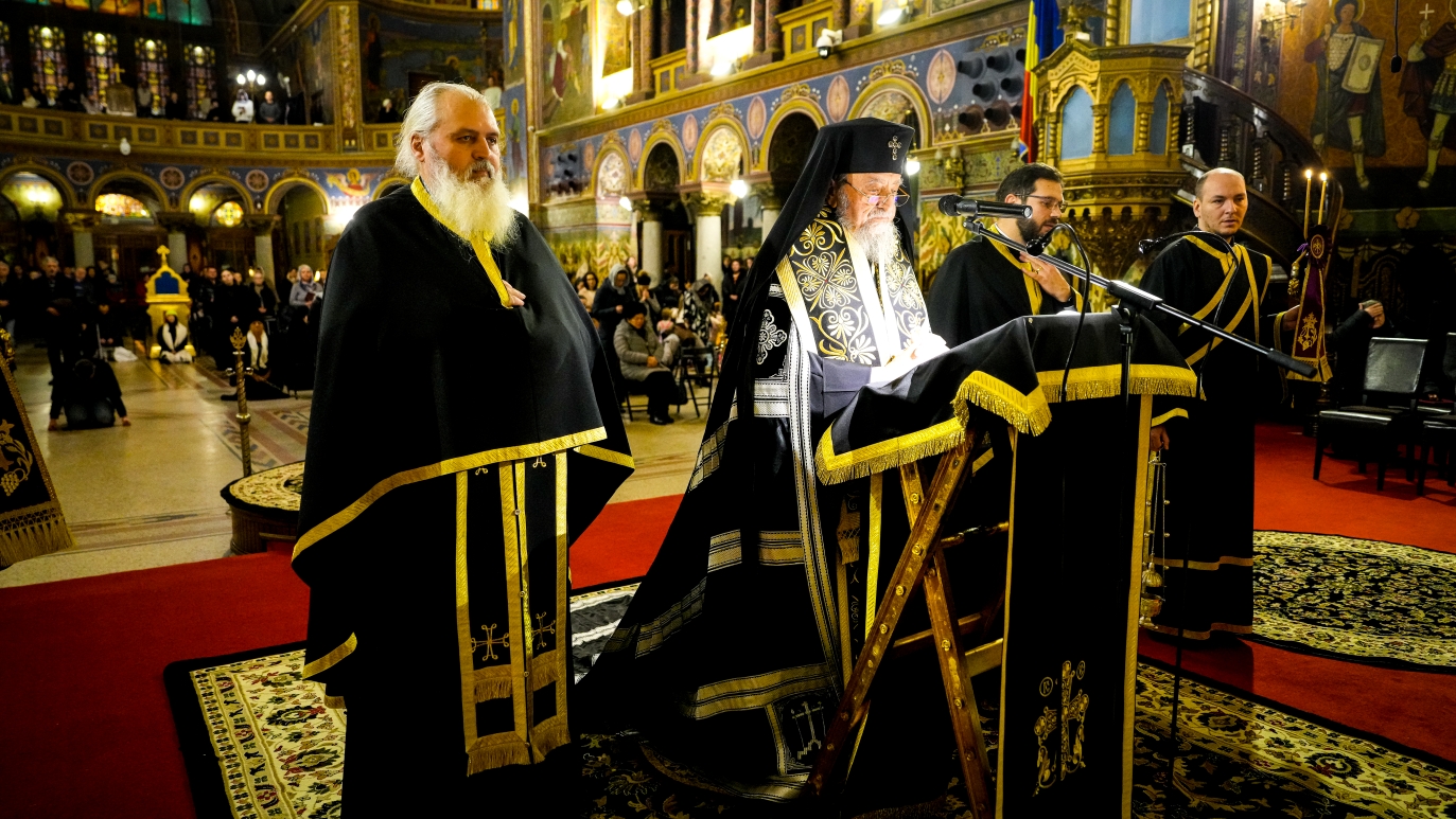 Clerici și credincioși participă la slujba de Canonul cel Mare în Catedrala Mitropolitană din Sibiu