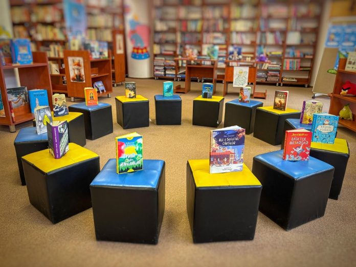 Copii participă la un club de lectură în sala de evenimente a Bibliotecii ASTRA Sibiu.