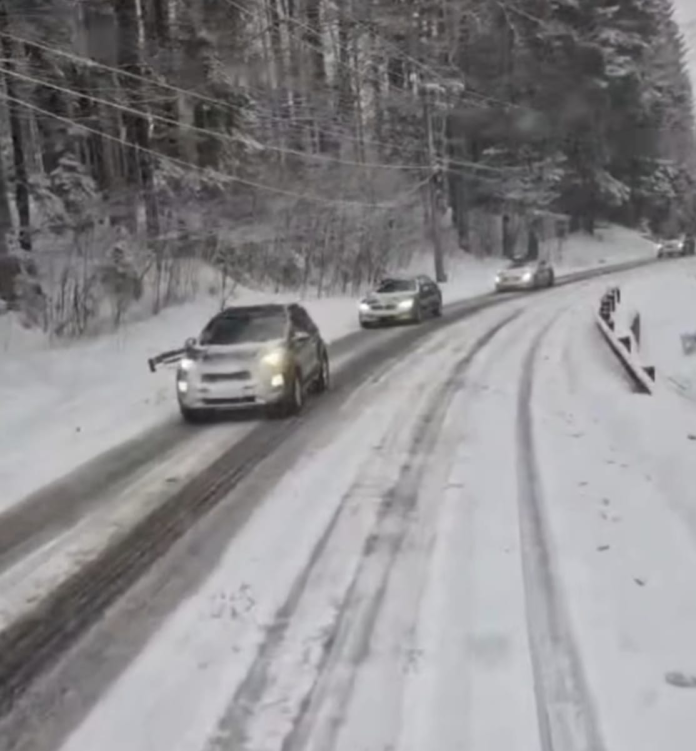 Panou rutier indicând obligativitatea lanțurilor de zăpadă pentru deszăpezire eficientă