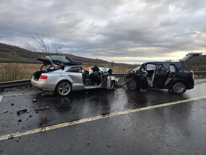 Panouri de deviere a traficului după accidentul de pe DN 14