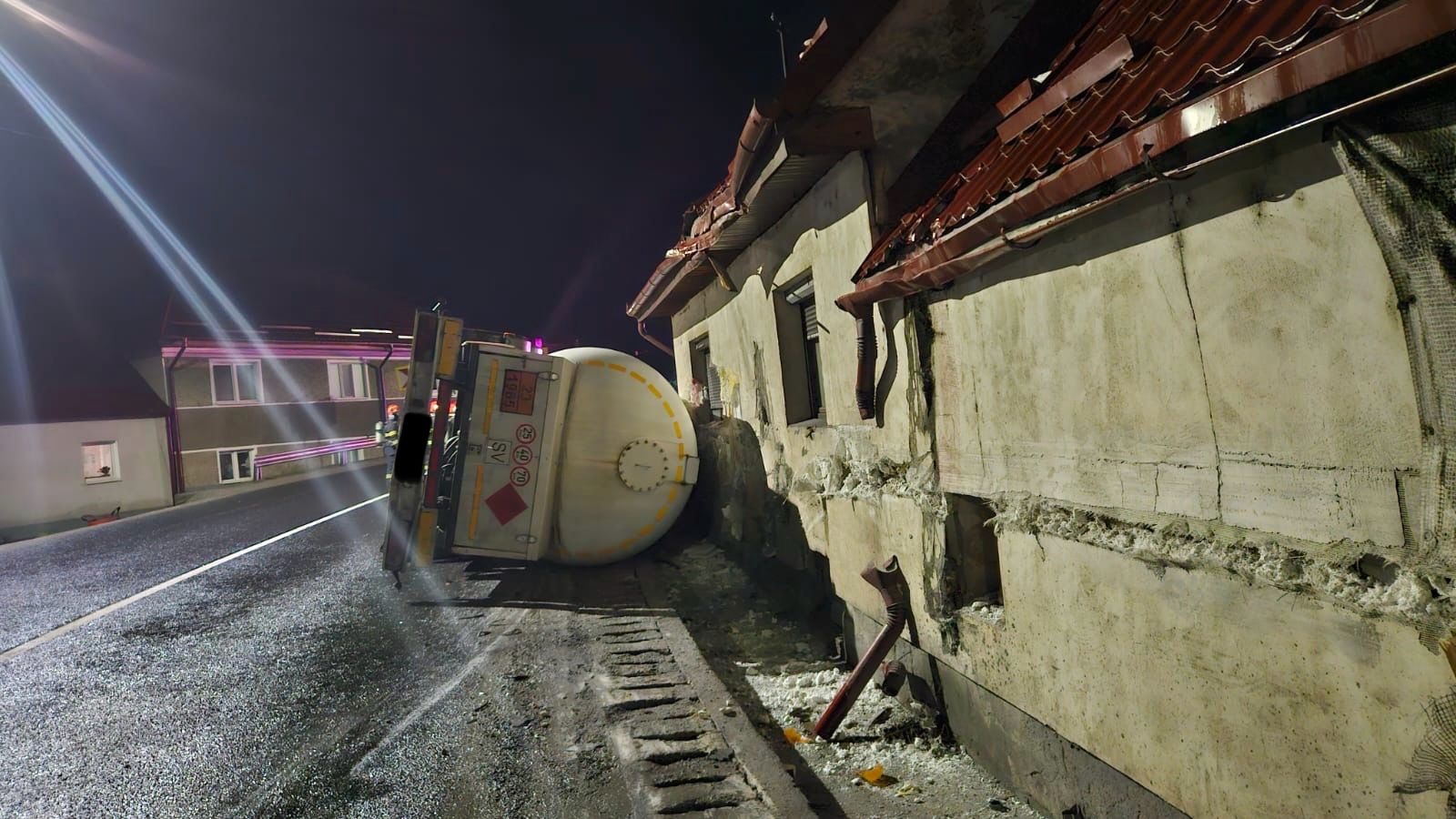 Cisternă gaz răsturnată pe un drum de țară, înconjurată de echipaje de urgență și pompieri.