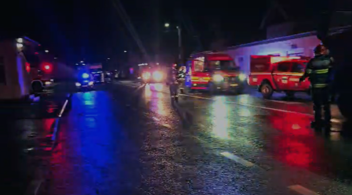 Echipaj de pompieri și poliție la fața locului, intervenind la incidentul cu cisterna de gaz butan.