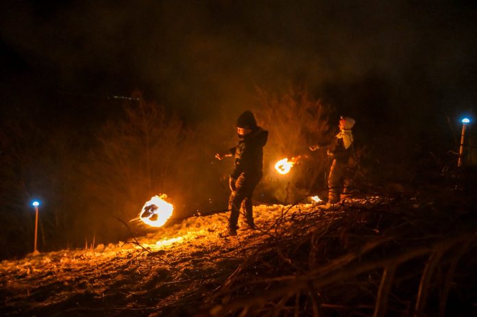 Mătăuza principală, înaltă și decorată, în centrul festivităților din Sadu.