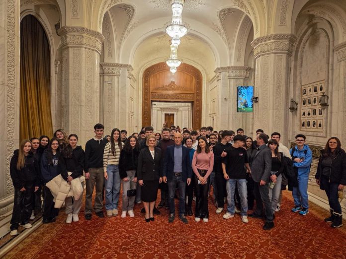Delegatia de elevi din Sibiu în vizită la Parlament, ascultând explicații în Sala Mare