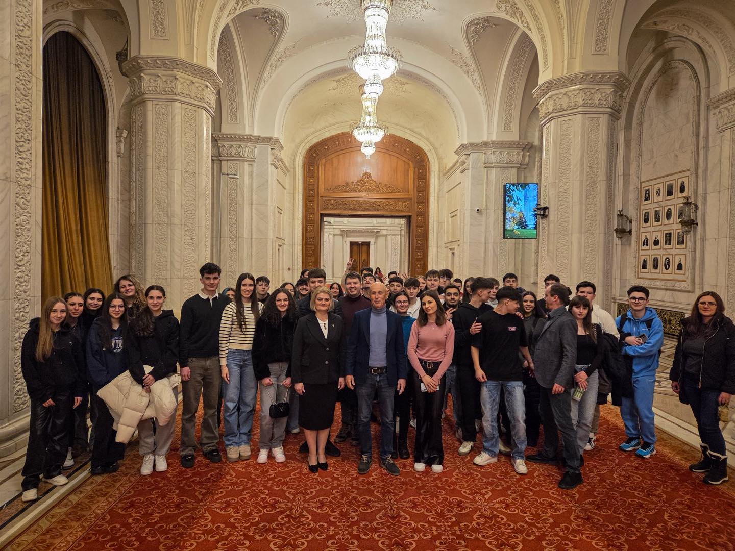 Delegatia de elevi din Sibiu în vizită la Parlament, ascultând explicații în Sala Mare