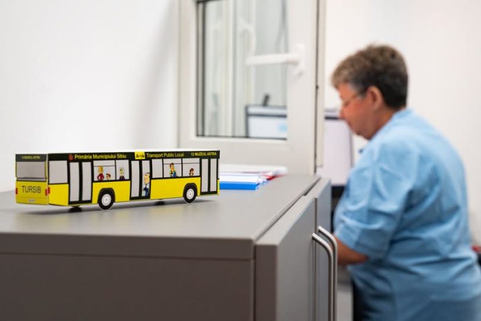 Autobuz Tursib oferind abonamente gratuite pentru pensionarii din Sadu