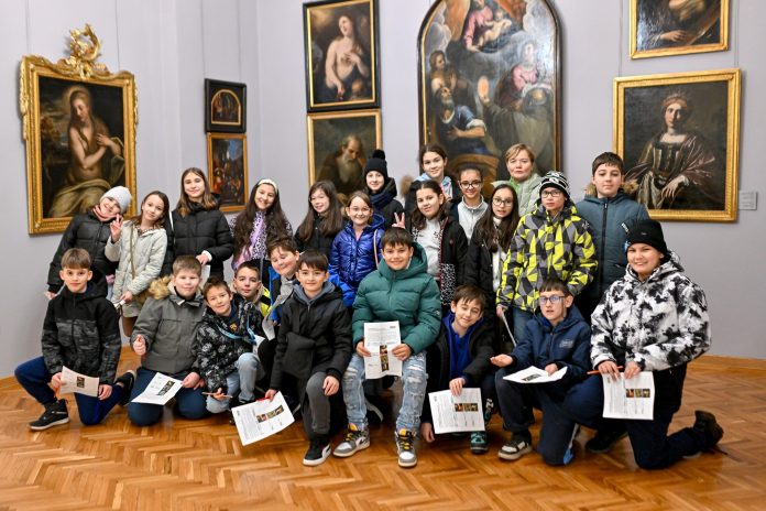 Elevi admirând o sculptură Brâncuși în timpul lecției interactive la Muzeul Brukenthal