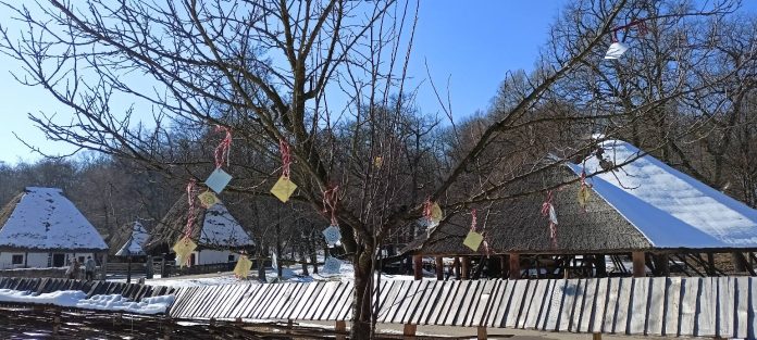 Copii care colindă și cântă lângă Pomul gândurilor bune la Muzeul ASTRA