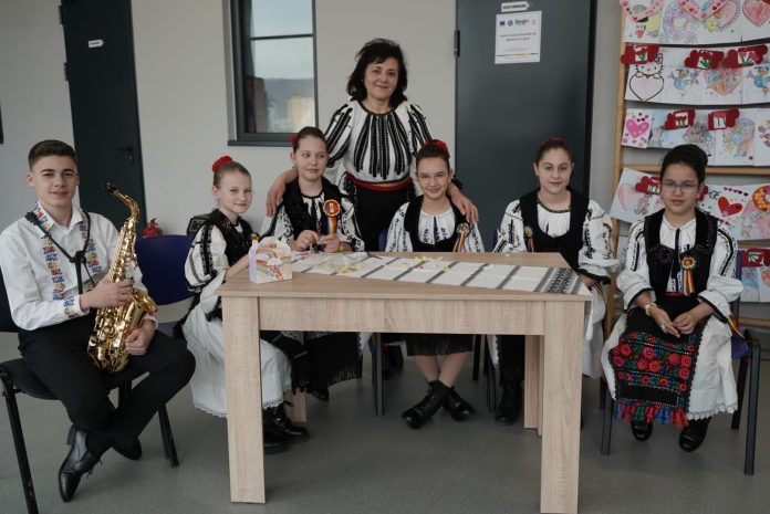 Copii participă la activități de creație artistică și manualități la centrul din Mediaș