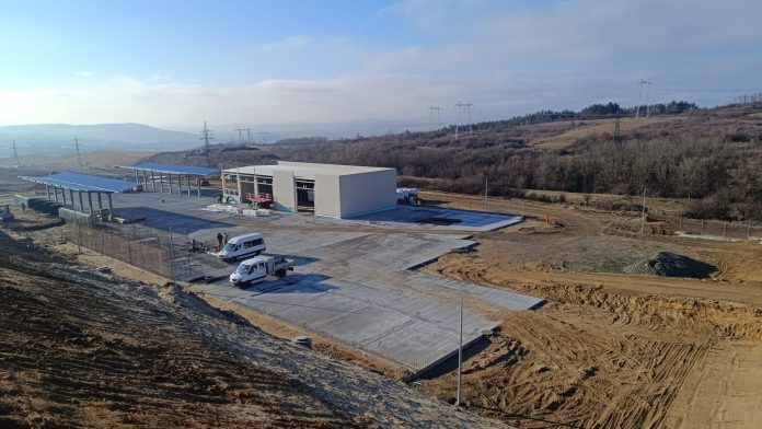 Vedere panoramică a șantierului unde se construiește centrul de colectare prin aport voluntar.