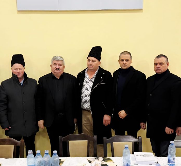 Grup de ciobani români adunați la întâlnirea din Jina, discutând problemele din domeniu