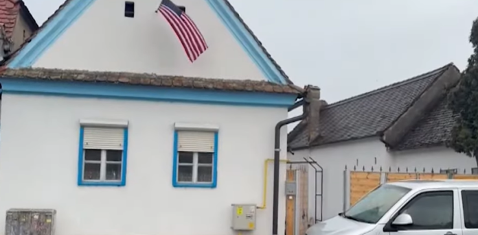 Exemplu de simboluri fasciste interzise, prezentate într-un context informativ