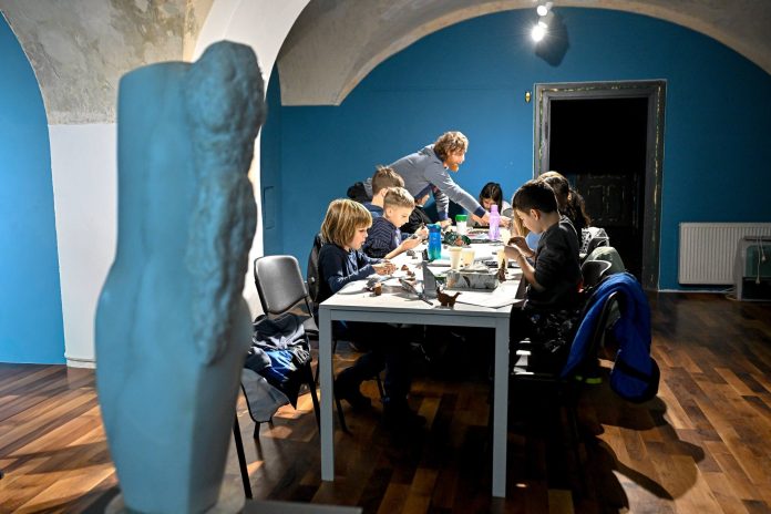 Intrarea în expoziția Atelier Constantin Brâncuși de la Muzeul Brukenthal