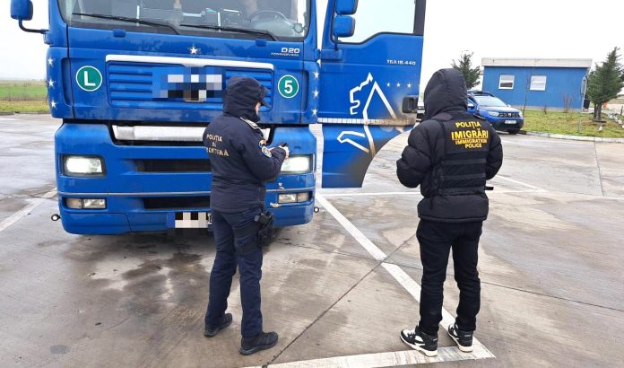 Poliția imigrărilor în timpul unei acțiuni de identificare și control a persoanelor străine