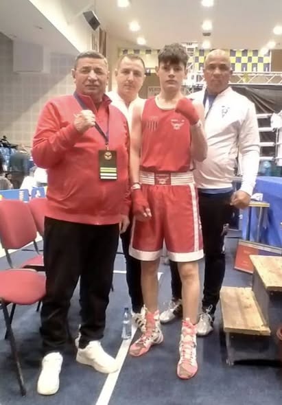Andrei Fleșeriu cu centura de campion la box, triumfător după victoria la Ploiești