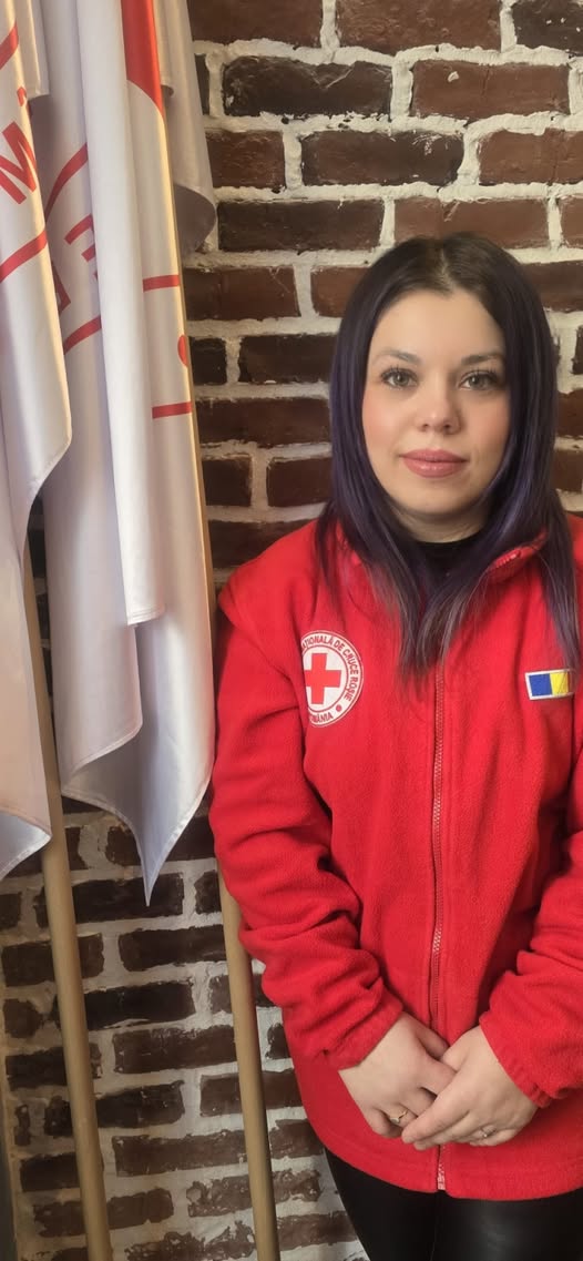 Medic urgentist al noului Serviciu de Ambulanță al Crucii Roșie Sibiu, în uniformă profesională