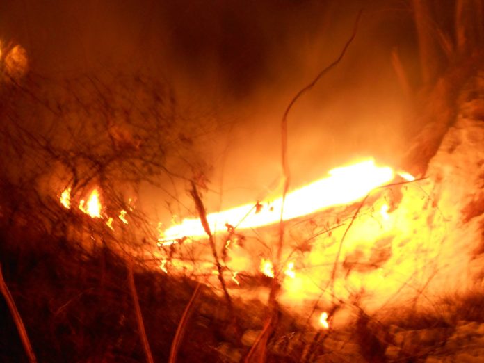 Secul de Paști aprins, cu flăcări înalte și scântei, în centrul satului din județul Sibiu