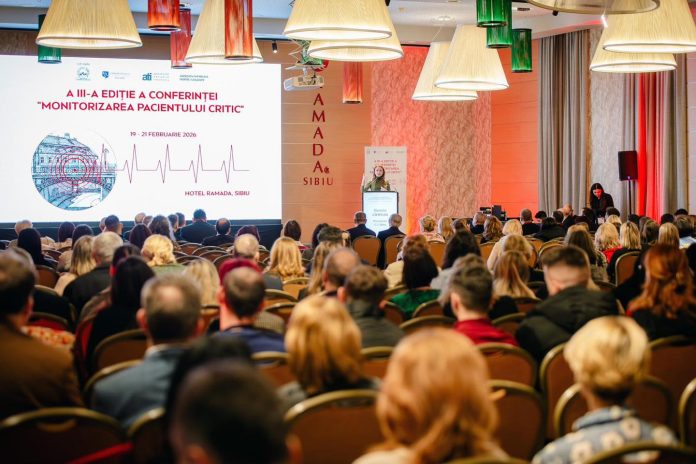 Vizualizare panoramică a auditoriului de la conferința de monitorizare a pacientului critic