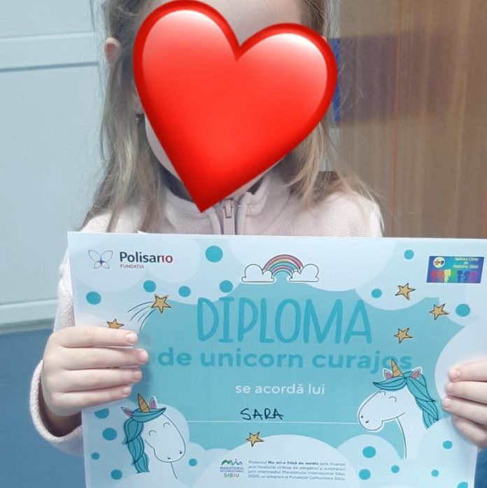 Doctor interacționând cu un copil în cadrul proiectului Fundația Polisano, Nu mi-e frică de medic