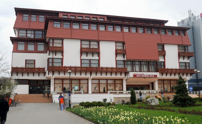 magazinul dumbrava sibiu Magazinul Dumbrava din Sibiu, aflat lângă pasajul în curs de modernizare