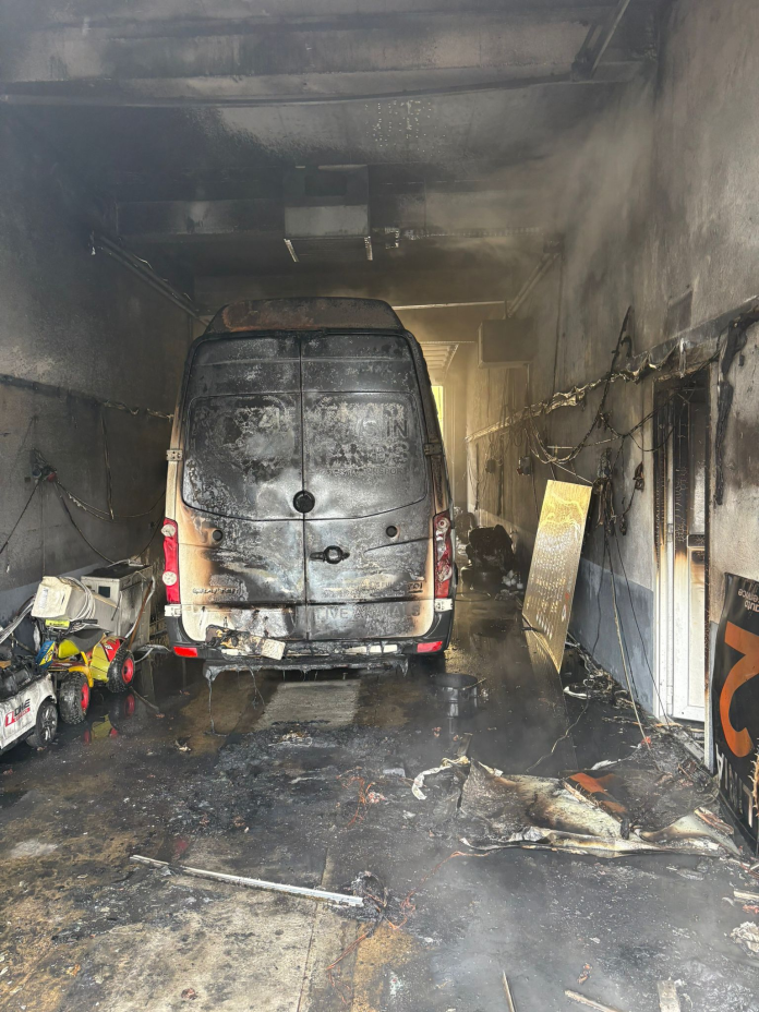 image Mașină electrică avariată după un incendiu într-un garaj auto