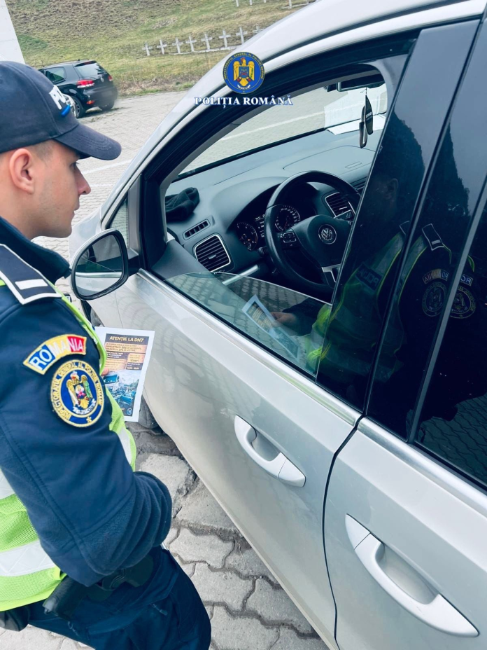 image Polițiști sibieni verifică documentele unui șofer în timpul controlului RELEU